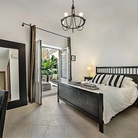 Stylish With Large Patio & Pool