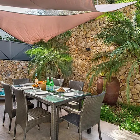 Stylish With Large Patio & Pool
