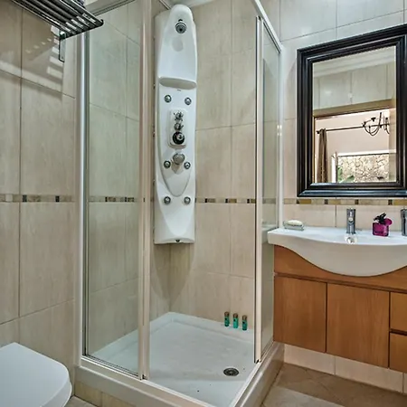 Stylish With Large Patio & Pool Apartament